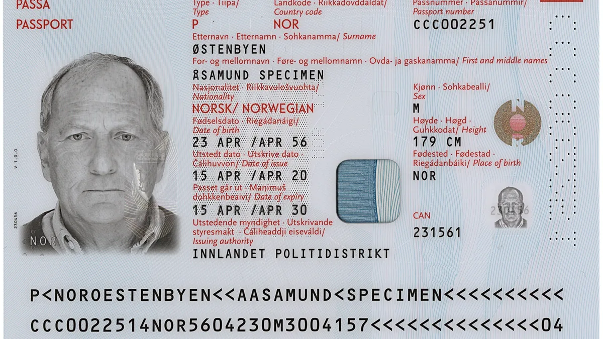 Pass og bankkort ved siden av en mobiltelefon og noen sjetonger på et mørkt bord