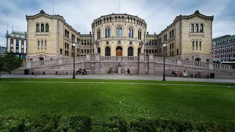 Sjetonger og to terninger på en åpen lovbok på et mørkt bord